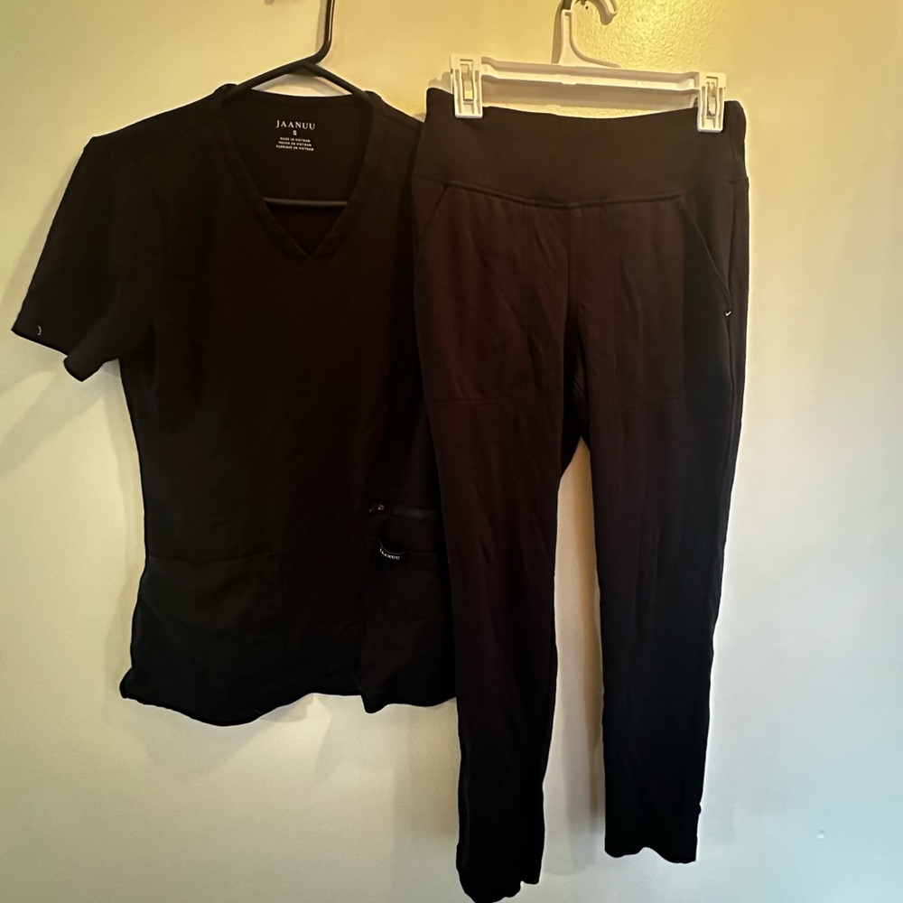 Jaanuu small skinny scrub set